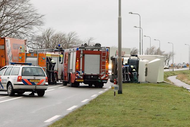 Vrachtauto gekanteld door storm Katwoude N247.jpg