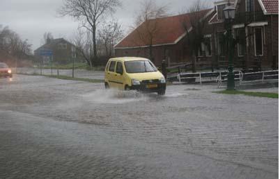 Water over de dijk door de wind.jpg