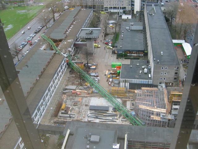Hijskraan valt op gebouw Utrecht Uithof 2.jpg