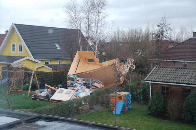 Tuinhuisje weggewaaid in Lelystad.jpg